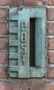 908451 Afbeelding van een staande groen-keramieken brievenbus, bij de voordeur van het pand Willem van Noortstraat 69 ...
